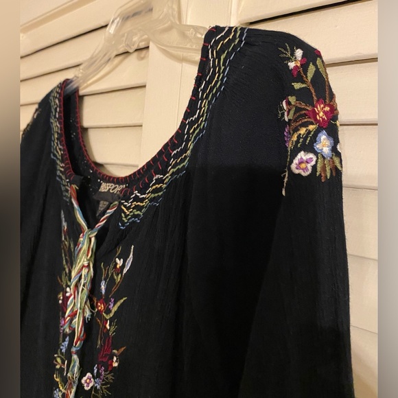 Gorgeous Black Cropped Top w Amazing Embroidery - Picture 4 of 8